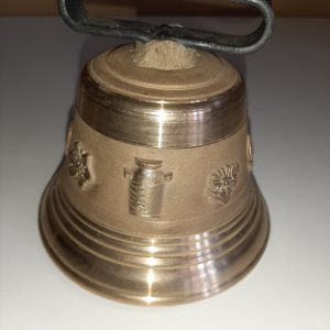 CAMPANILLA SUIZA CON ASA RELIEVE